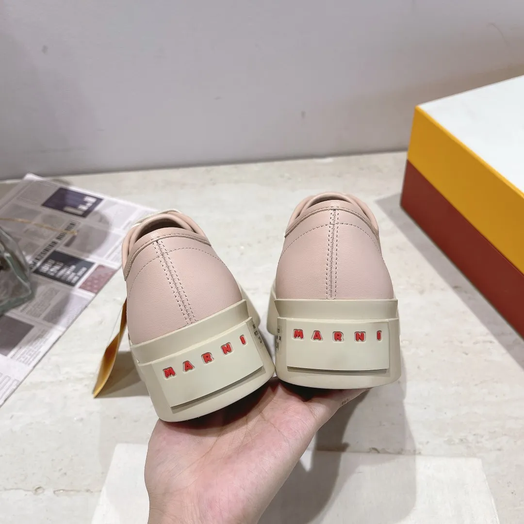 👟👟Ex-factory price 480👟👟Marni classic Mona fat-toe thick-soled shoes [Rose] Latest colorful double-cover packaging [Rose] Mainly recommended single product Cute and cute one, cute and fashionable taste, very good-looking on the feet ❗ Tired of regular white shoes, a pair of these thick-soled big-toe shoes can satisfy daily wear and full of street style. ————————- Upper: cowhide lining: crystal sheepskin. Outsole: The correct version of the outsole! The color is beige, not completely white. The bottom is 5cm thick. Number of yards: 35-39 (34.40 yards are custom-made and cannot be returned or exchanged)